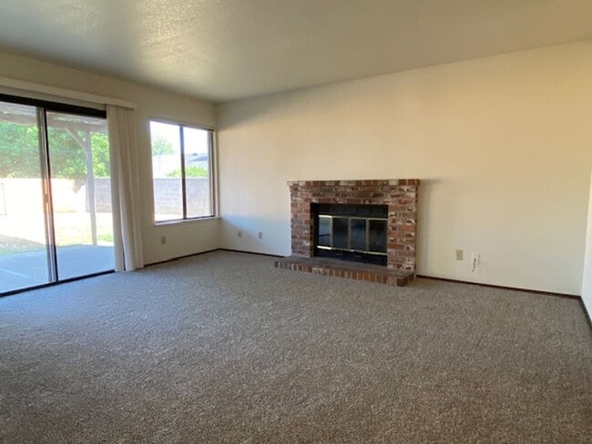 Building Photo - Roseville home with large backyard