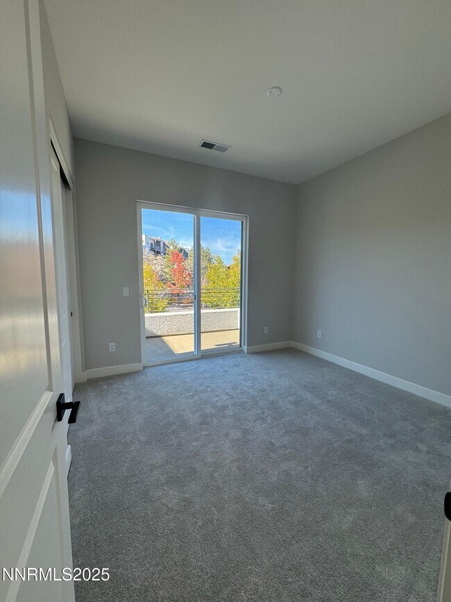 Building Photo - 1521 Golf Club Dr