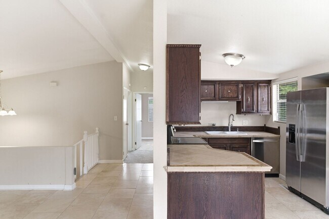 Building Photo - Spacious and versatile 6-bedroom, 2-bath split-level home