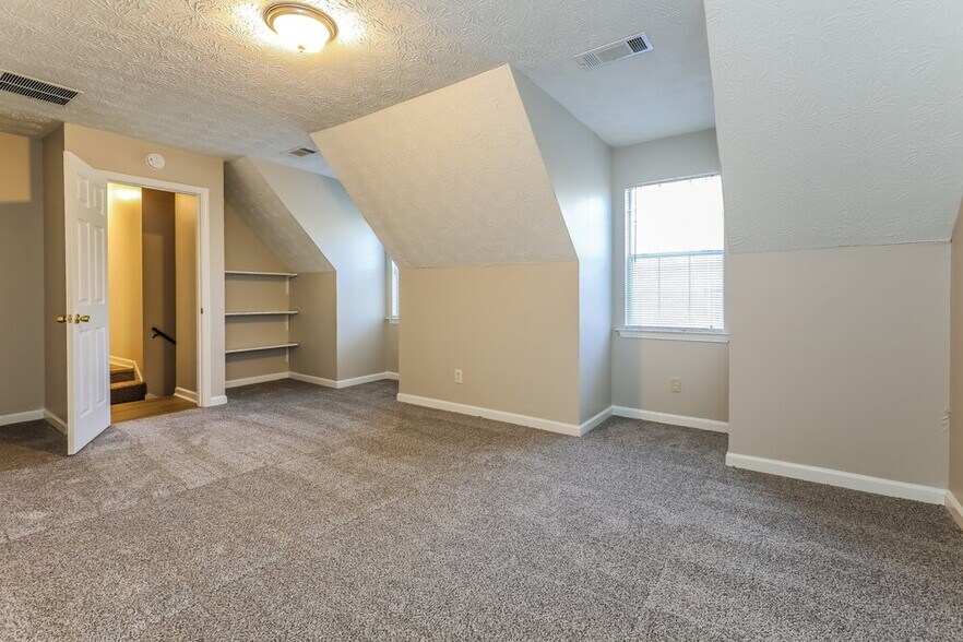 Building Photo - 320 Laurel Ln