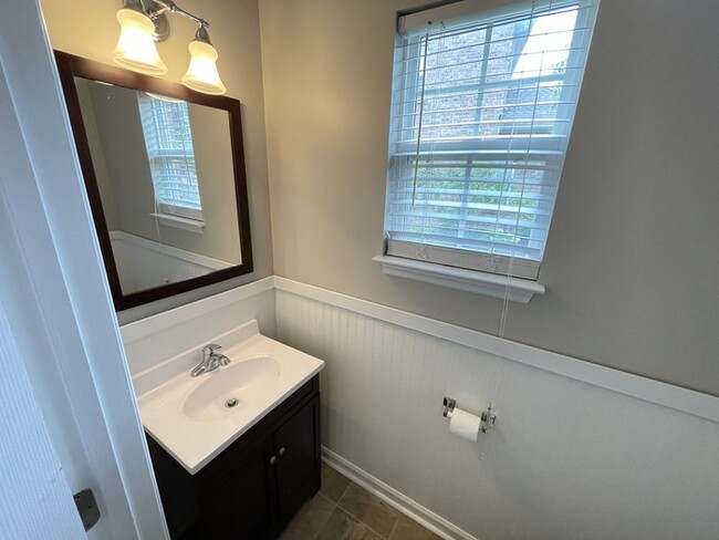 Building Photo - Saundersville Station home with renovation...