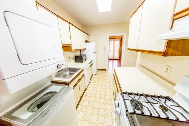 Kitchen - 503 N Arthur Ashe Blvd