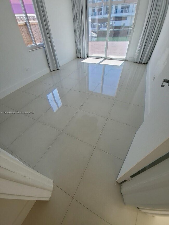 Building Photo - 7707 Hawthorne Ave