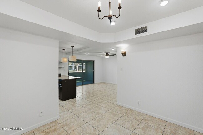 Building Photo - 1005 W 5th St