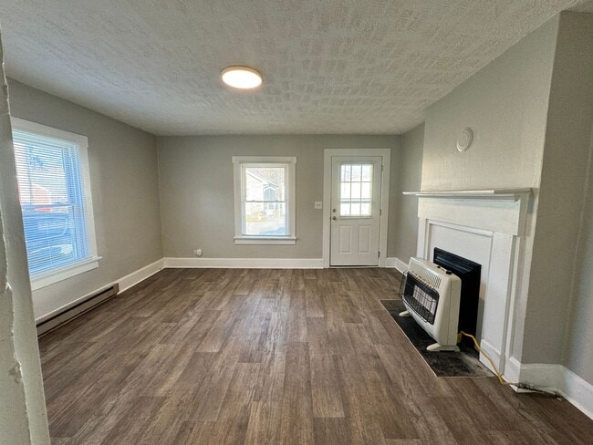 Building Photo - 1 Bedroom Duplex!