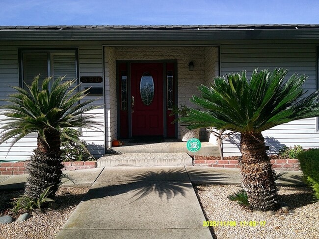 Building Photo - 390 S Almond St