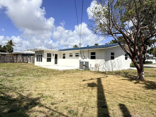 Building Photo - 442 SW 14th Ct