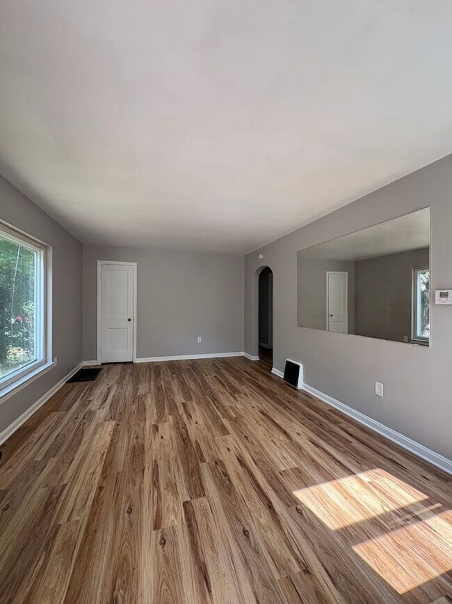 Building Photo - Three bedroom two bathroom home for rent