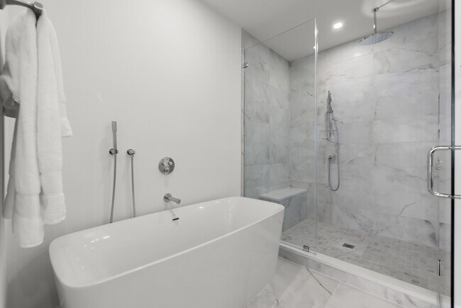 Building Photo - 2425 Peachtree Rd NE