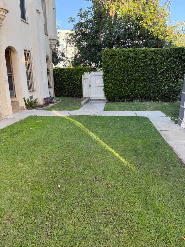 Building Photo - 5906 San Vicente Blvd