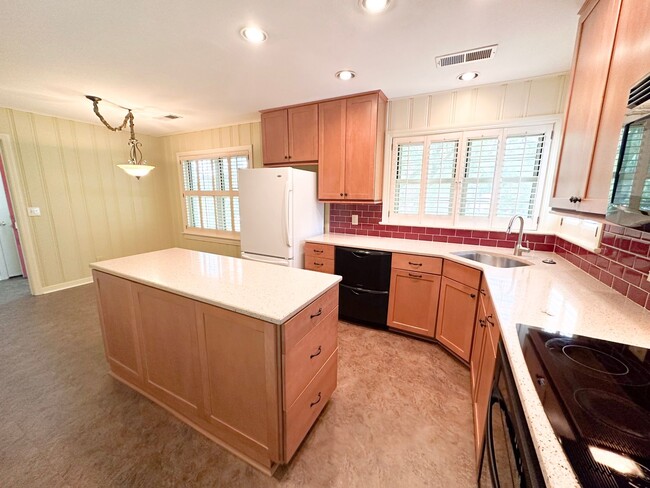 Building Photo - 3 Bedroom House: Walking Distance to Campu...