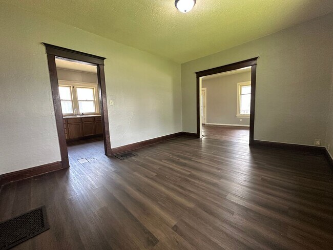 Building Photo - 3 bed, 1 bath home for rent in Waterloo