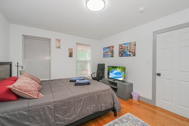 Building Photo - 479 Putnam Ave