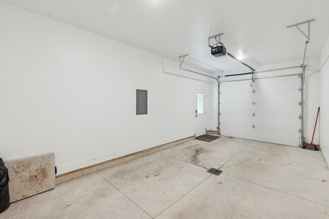 Building Photo - 504 W Prospect St