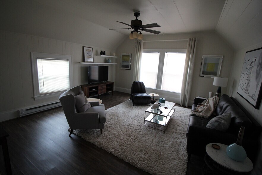 living room - 204 Northeast 5th Avenue