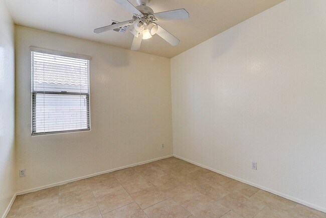 Building Photo - 3050 E Merlot St