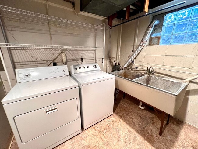 Building Photo - Pittsburgh - 3 Bedroom 1.5 Bathroom - Stunning Home