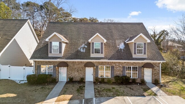 Building Photo - 3-bedroom 2-bathroom townhome now availabl...
