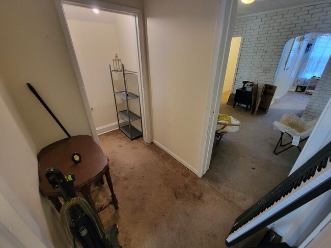 Building Photo - AVAILABLE April! - 4 Bed, 2 Bath Bright & Spacious Home