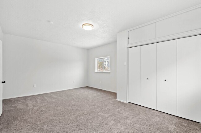 Building Photo - Stunning 4 bedroom in McKees Rocks availab...