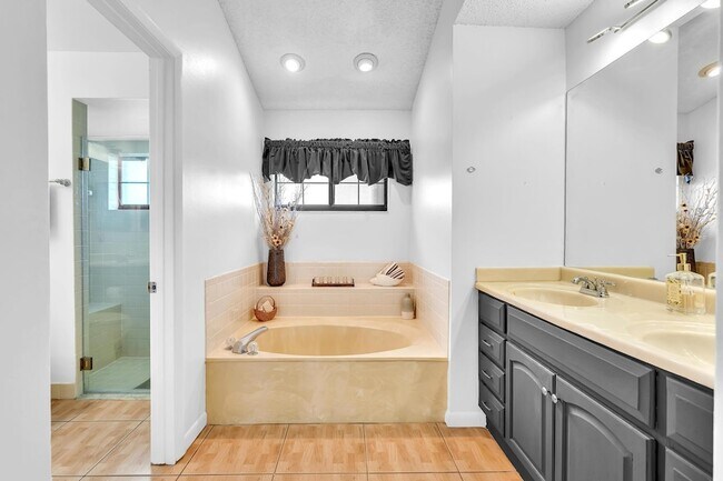 Building Photo - 8099 Cassia Dr