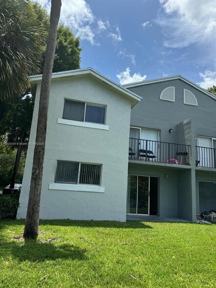Building Photo - 984 Lake Victoria Dr