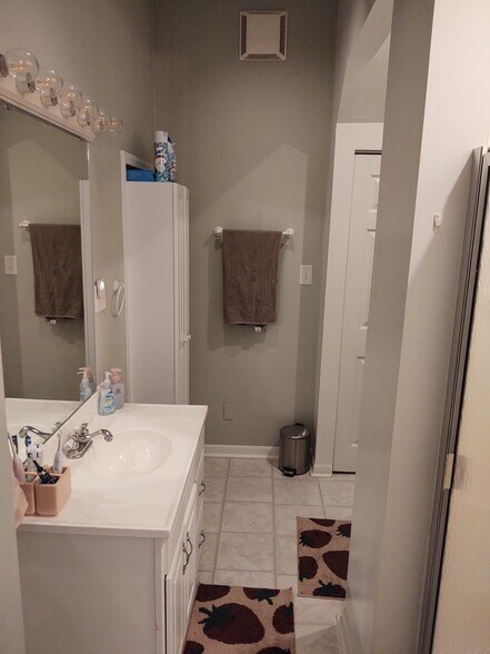 Second full bath with walk-in shower - 617 W South St