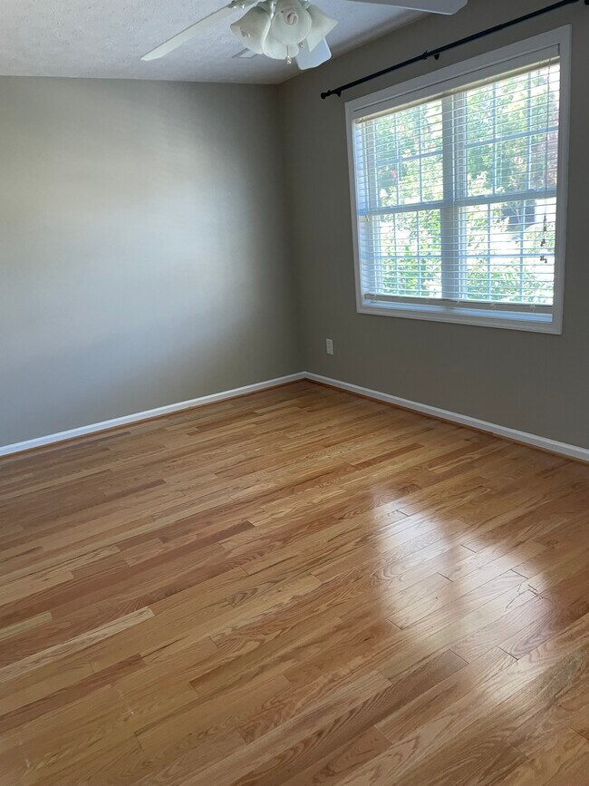 Building Photo - 696 Wyndhurst Dr