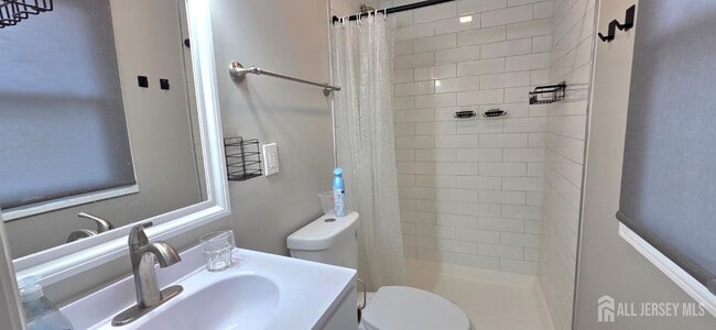 Building Photo - 22 Oak Br Rd