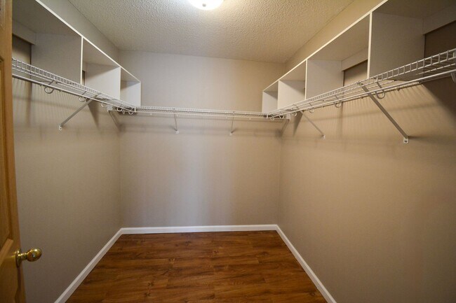 Building Photo - Updated 2 Bed, 1.5 Bath Townhome — Available Immediately