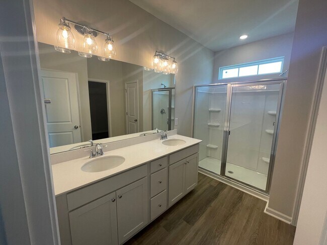 Building Photo - 3 BR Home in River Oaks!