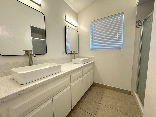 Building Photo - 3 Bedroom House in Sherman Oaks!