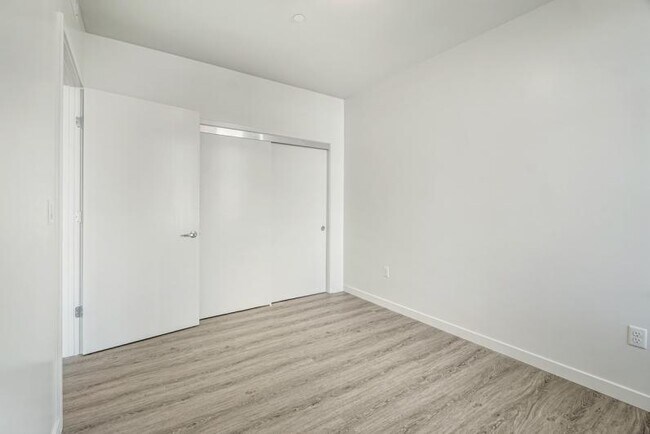 Building Photo - New Contemporary Sunny Apartment With Views