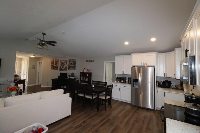 Building Photo - 119 Bass Pond Glen Dr