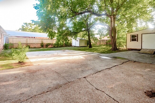 Building Photo - 609 Marguerite Dr NW