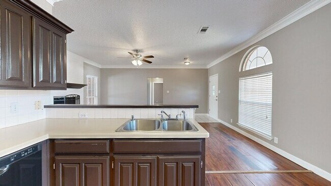 Building Photo - 3 bed 2 bath home, 2 car garage