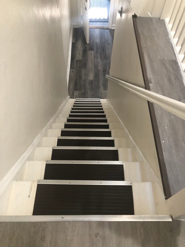 Walk Up - 187 E 91st St