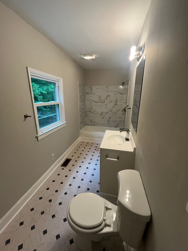 Building Photo - Charming 9 Bedroom Home Located In Raleigh NC!!!