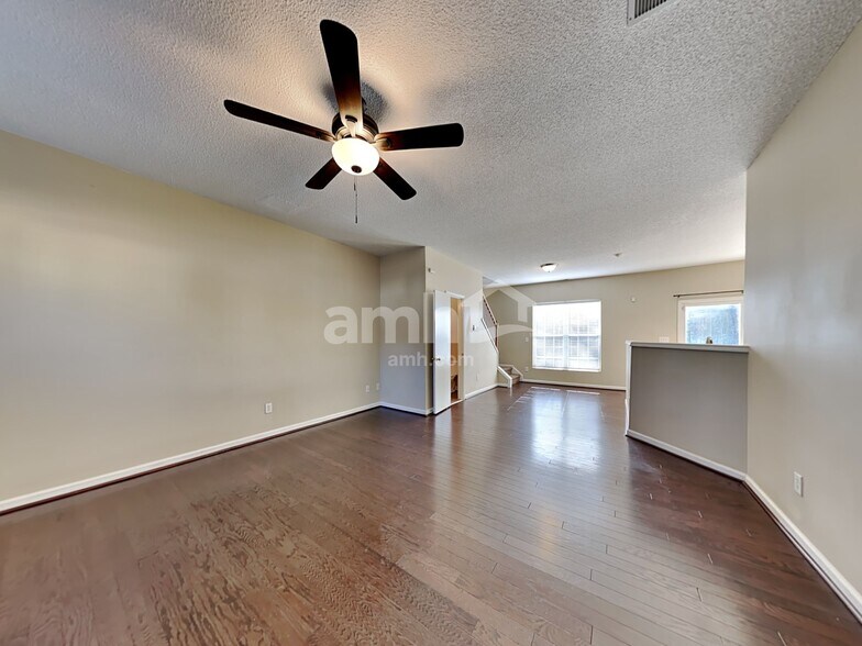 Building Photo - 136 N Honey Springs Ave