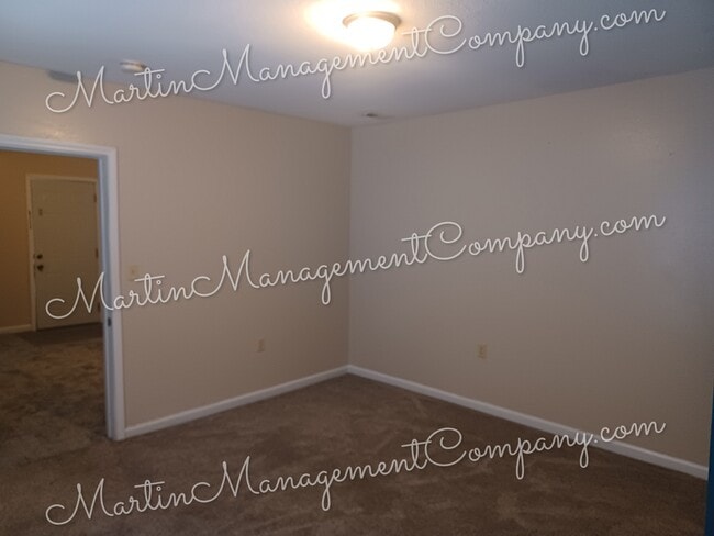 Building Photo - 617 E 11th St