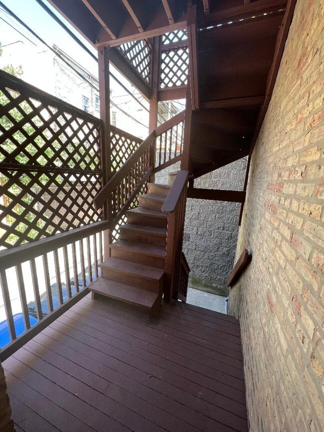 Building Photo - 852 W Diversey Pkwy