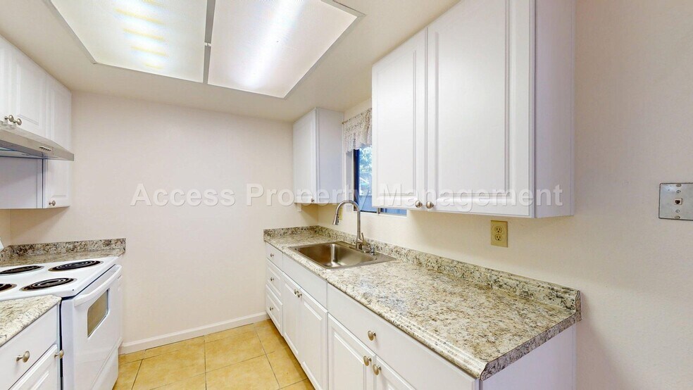 Building Photo - 3002 Lake Park Ct