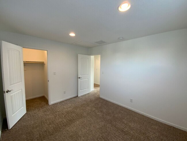 Building Photo - 5 Bedroom Luxury Home Available Near Louis...
