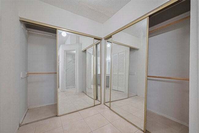 Building Photo - 2107 Creekshire Dr