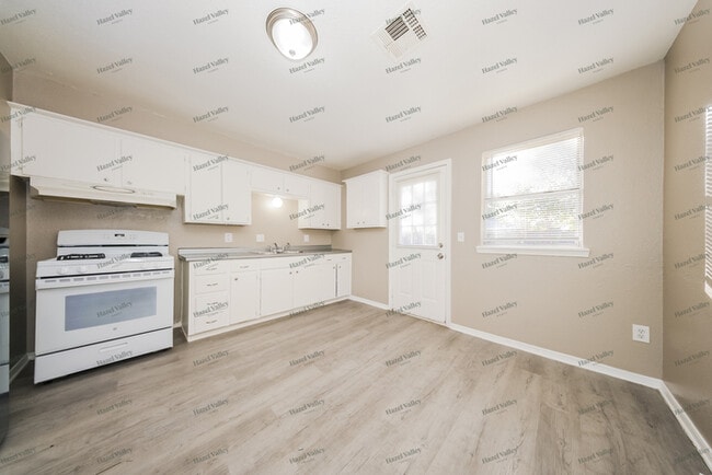 Building Photo - 8801 S Fairview Dr