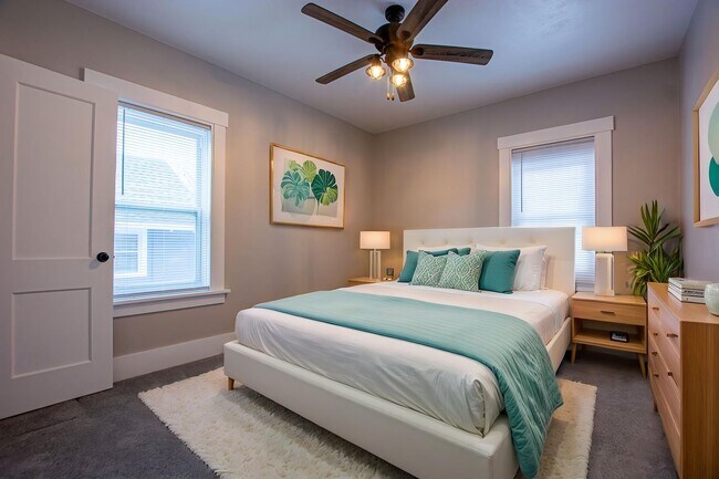 Building Photo - 3 Bedroom / 2 Bath Home with Garage off 45th and Leavenworth!