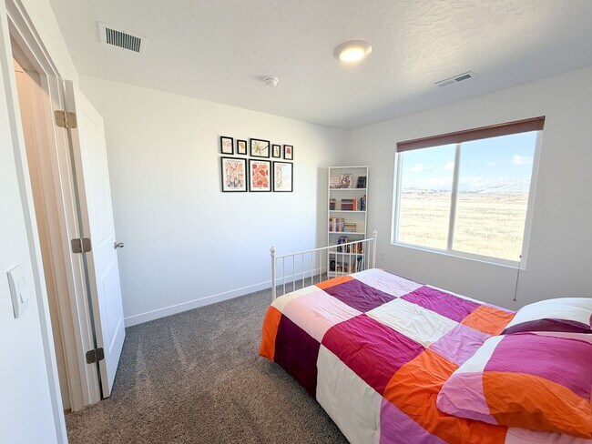 Building Photo - Hidden Springs Gem