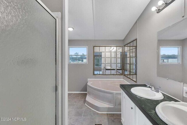 Building Photo - 185 Paradise Ln