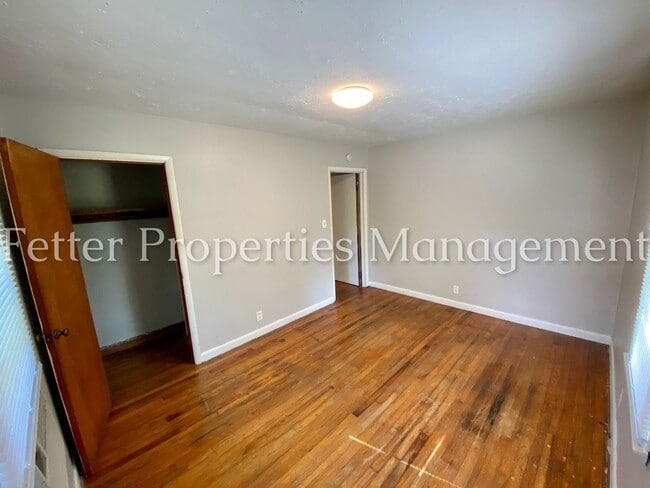 Building Photo - 1228