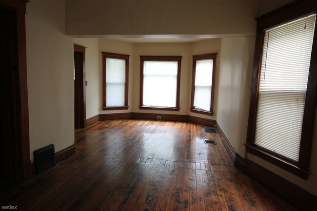 Building Photo - 5 br, 2 bath House - 615 Village St